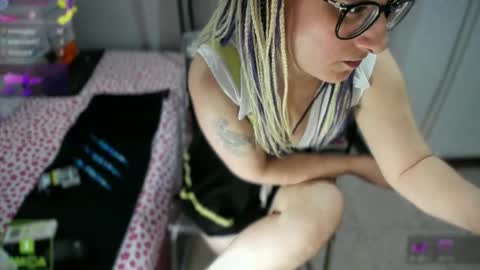 bisex woman online show from June 2026 05:00:01 PM