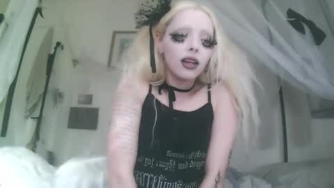 vampire fang  online show from November 2025 07:58:01 PM