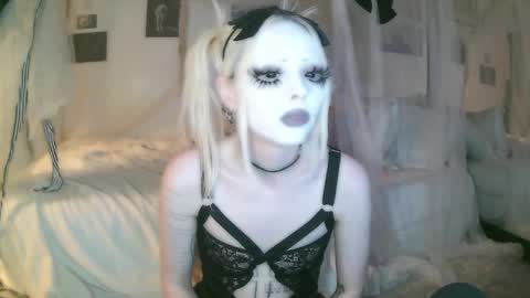 vampire fang  online show from February 2026 02:30:01 AM