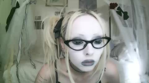 vampire fang  online show from February 2026 10:21:01 PM