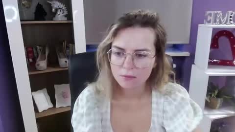 Z O E Y online show from September 2025 04:23:02 AM