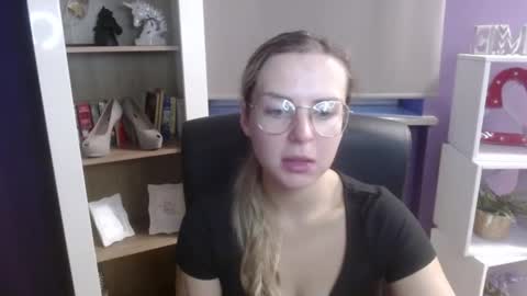 Z O E Y online show from September 2025 04:23:02 AM