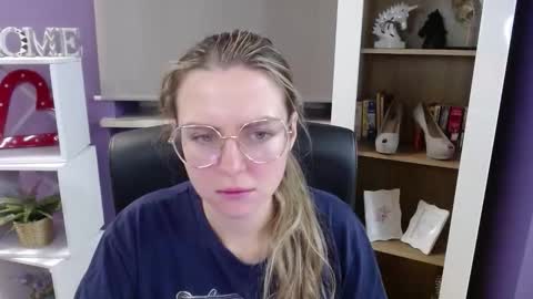 Z O E Y online show from November 2025 05:45:02 AM