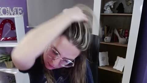 Z O E Y online show from November 2025 05:51:02 AM