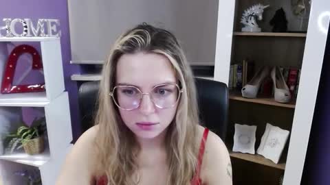 Z O E Y online show from November 2025 06:14:02 AM