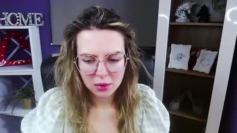 Z O E Y online show from January 2026 05:32:01 AM