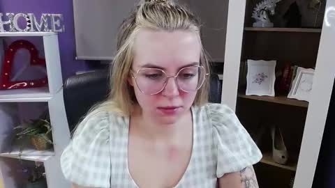 Z O E Y online show from February 2026 06:07:01 AM