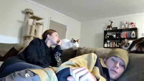 Snapshot of blakeandskylar chatting on December 2024 02:31:01 AM BlakeAndSkylar online show from December 2024 02:31:01 AM