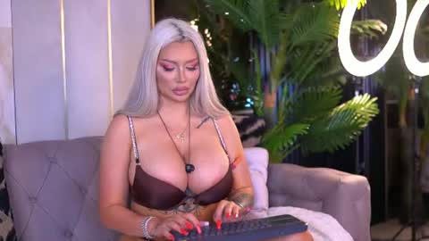 Snapshot of blancheluxe chatting on July 2026 06:49:02 AM Blanche online show from July 2026 06:49:02 AM