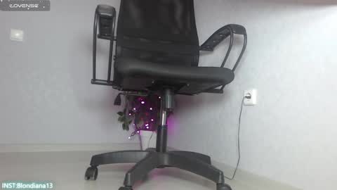 Snapshot of blondiana chatting on December 2024 12:44:01 PM Im Di. I smell naked even when Im dressed. online show from December 2024 12:44:01 PM