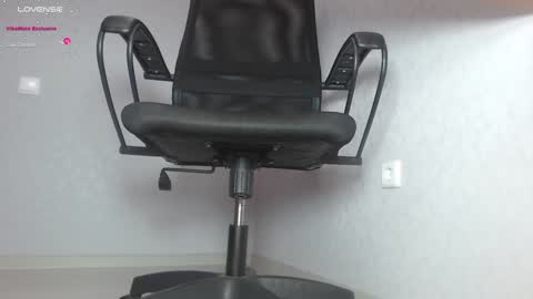 Snapshot of blondiana chatting on February 2025 01:00:02 PM Im Di. I smell naked even when Im dressed. online show from February 2025 01:00:02 PM