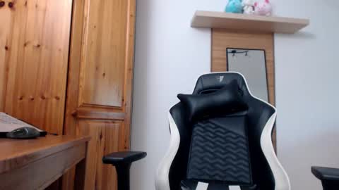 Snapshot of blondyelena chatting on October 2025 08:31:02 AM blondyelena online show from October 2025 08:31:02 AM