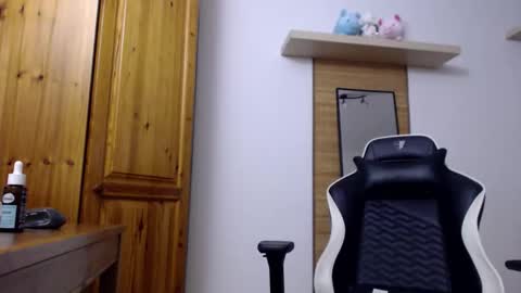 Snapshot of blondyelena chatting on October 2025 07:39:01 AM blondyelena online show from October 2025 07:39:01 AM