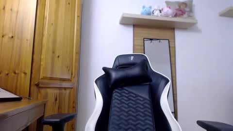 Snapshot of blondyelena chatting on October 2025 08:02:02 AM blondyelena online show from October 2025 08:02:02 AM