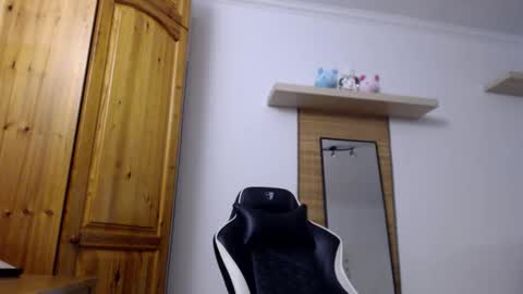 Snapshot of blondyelena chatting on October 2025 06:03:02 AM blondyelena online show from October 2025 06:03:02 AM