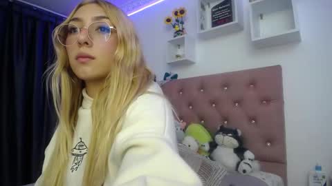 Soffy Brooks Independent model online show from October 2025 04:32:01 AM