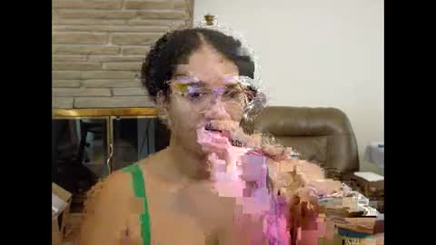 Snapshot of bonvivantb chatting on December 2025 03:07:01 PM Queen Bon Vivantt online show from December 2025 03:07:01 PM