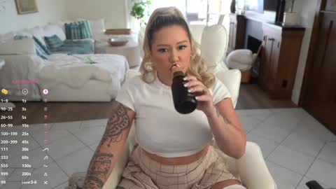 Snapshot of boobznbeer chatting on October 2025 11:37:01 PM Miley online show from October 2025 11:37:01 PM