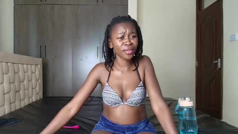 Snapshot of booty_queen001 chatting on January 2025 01:02:01 PM Heather online show from January 2025 01:02:01 PM