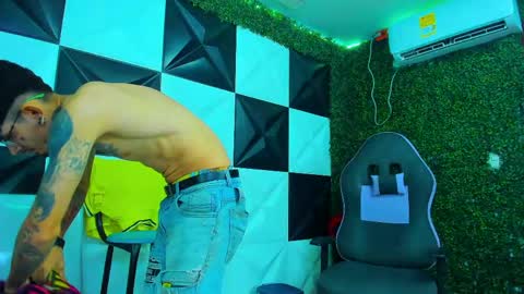boy_tatto77 online show from May 2026 03:08:01 PM