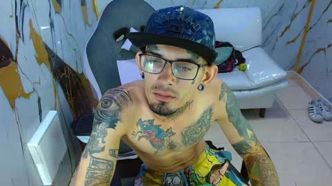 boy_tatto77 online show from June 2026 02:33:01 PM