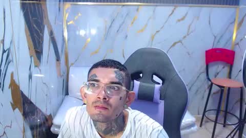 boy_tatto777 online show from September 2025 01:46:02 PM