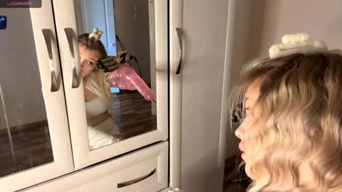 Snapshot of brendelle chatting on April 2026 07:47:02 AM Mia online show from April 2026 07:47:02 AM