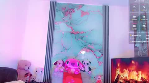 Snapshot of brunettesexy11 chatting on October 2025 11:09:02 AM ChannelR online show from October 2025 11:09:02 AM