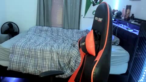 Snapshot of buffsexyman24 chatting on February 2025 11:33:02 PM buffsexyman24 online show from February 2025 11:33:02 PM