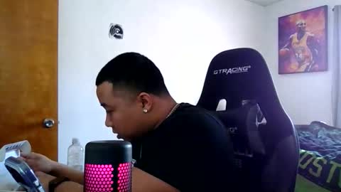 Snapshot of buffsexyman24 chatting on February 2026 05:33:01 PM buffsexyman24 online show from February 2026 05:33:01 PM