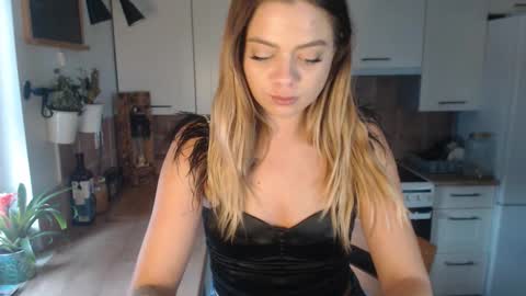 Snapshot of buffyextasy chatting on November 2025 11:21:01 AM Buffy online show from November 2025 11:21:01 AM