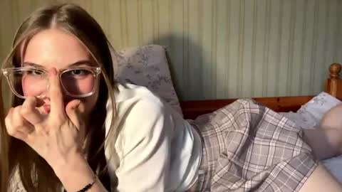 Snapshot of bumblebliss chatting on April 2026 02:04:01 PM Mary online show from April 2026 02:04:01 PM