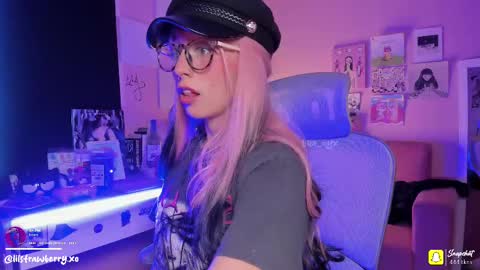 Snapshot of bun_nyx chatting on September 2025 01:18:01 AM online show from September 2025 01:18:01 AM