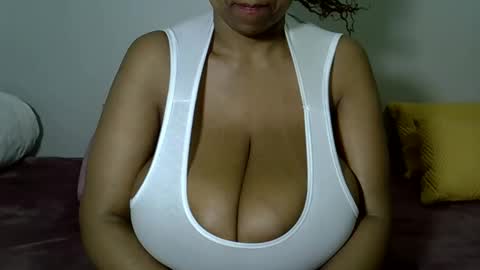 bustytessa37 online show from May 2026 04:26:01 PM