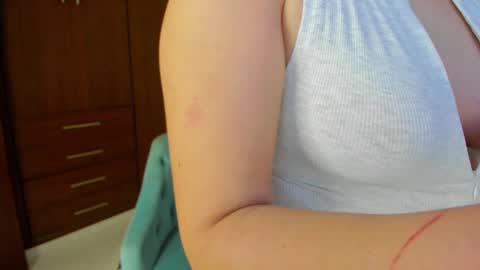 Snapshot of buunnyyhot chatting on February 2025 06:43:02 PM Rosse online show from February 2025 06:43:02 PM