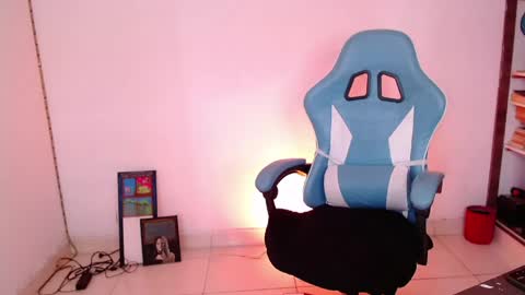 callmebluee online show from April 2026 06:16:01 PM