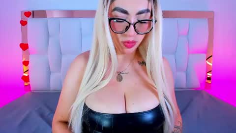 Snapshot of camille_juicy chatting on July 2026 01:04:02 PM Camille online show from July 2026 01:04:02 PM