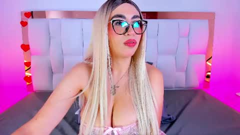 Snapshot of camille_juicy chatting on July 2026 01:04:01 PM Camille online show from July 2026 01:04:01 PM