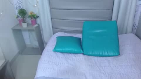 Snapshot of candela_dubout chatting on February 2026 12:32:02 PM candela_dubout online show from February 2026 12:32:02 PM