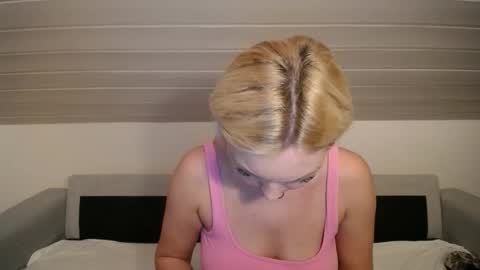 Snapshot of candycathc chatting on December 2025 05:40:02 PM candycathc online show from December 2025 05:40:02 PM