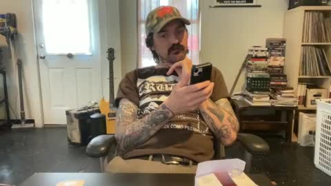 Snapshot of cantleavethehouse chatting on February 2025 06:12:01 PM cantleavethehouse online show from February 2025 06:12:01 PM