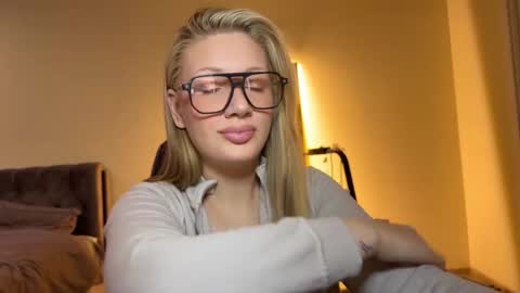 Snapshot of caramel_way chatting on February 2026 04:32:01 PM Stella online show from February 2026 04:32:01 PM