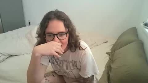 Snapshot of caraviolet chatting on May 2026 06:03:01 PM caraviolet online show from May 2026 06:03:01 PM