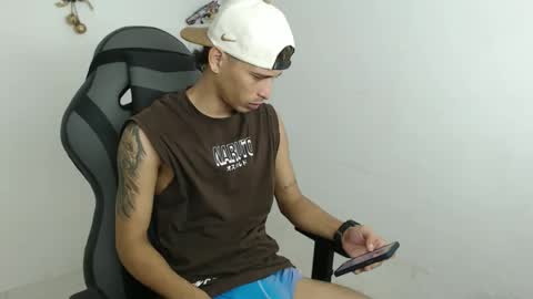 carlossmi01 online show from December 2025 11:30:02 AM