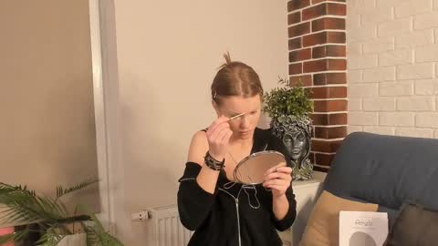 Snapshot of carlyneisenman chatting on November 2025 08:00:01 PM Eva online show from November 2025 08:00:01 PM