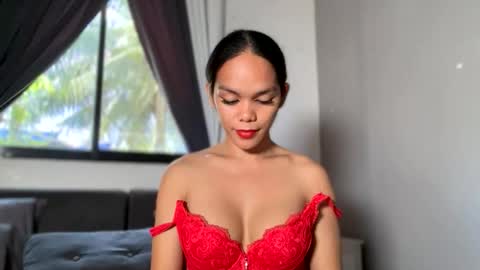 Snapshot of caroline_east chatting on April 2026 01:49:02 AM caroline_east online show from April 2026 01:49:02 AM