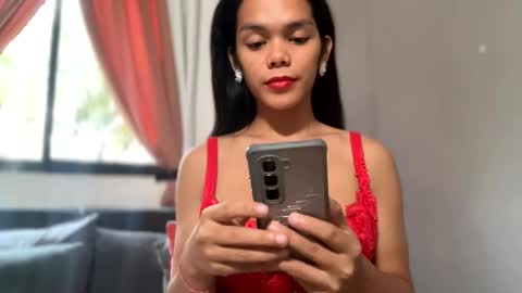 Snapshot of caroline_east chatting on April 2026 01:23:02 AM caroline_east online show from April 2026 01:23:02 AM