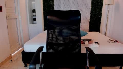 Caro  online show from November 2025 07:43:01 PM