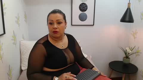 Im Carolanie online show from November 2025 12:06:02 PM