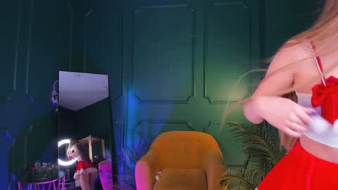 Snapshot of cassie_palmer chatting on December 2024 01:39:02 PM Hello my name is Cassie and my friend Nilo is also here online show from December 2024 01:39:02 PM